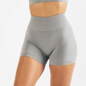 Alphalete Amplify Short in Grey
